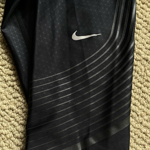 NWOT Nike running tights capri - Picture 3 of 4